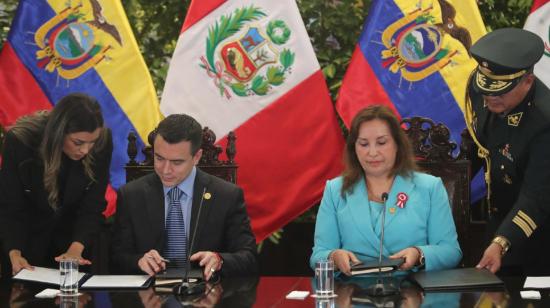 El presidente de Ecuador, Daniel Noboa, y la presidenta del Perú, Dina Boluarte (der.), en Lima, el 4 de julio de 2024.