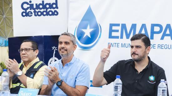 Aquiles Alvarez, alcalde de Guayaquil (derecha), junto al concejal Raúl Chávez y al gerente de Emapag, Mario García, en la inauguración de un nuevo sistema de abastecimiento de agua potable en el noroeste de Guayaquil, el 4 de julio de 2024.