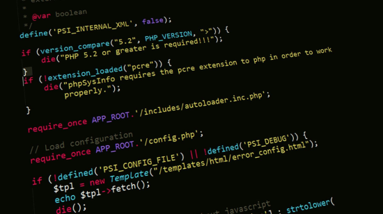 Fotografía referencial de una pantalla de computador en las que se ven líneas de código usadas en la programación de un programa.