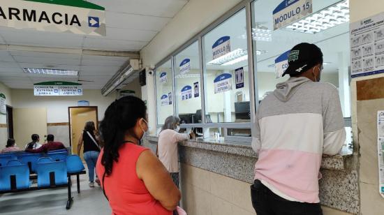 Pacientes del IESS retiran medicamentos en la Farmacia del Hospital General Portoviejo, en Manabí. Imagen referencial. 