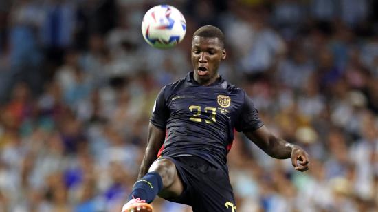 Moisés Caicedo domina un balón en el partido Ecuador vs. Argentina por los cuartos de la final de la Copa América, el 4 de julio de 2024.