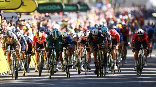 Dylan Groenewegen en un sprint hasta la línea de meta para ganar la sexta etapa del Tour de Francia.