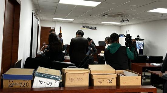 Abogados de los procesados en una sala del Complejo Judicial de Quito, previo a la audiencia preparatoria de juicio del caso Encuentro, el 5 de julio de 2024.
