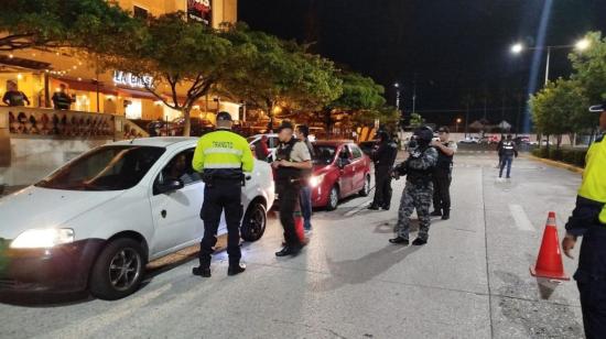 Imagen referencial de un agente de la CTE (de espaldas) durante un operativo junto a  la Policía Nacional, el 3 de julio de 2024.