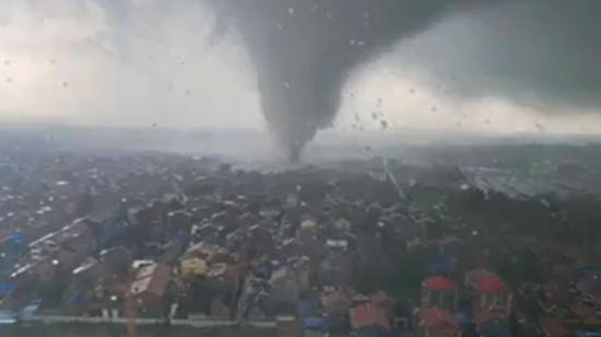 Imágenes del tornado en el condado de Dongming, en China.