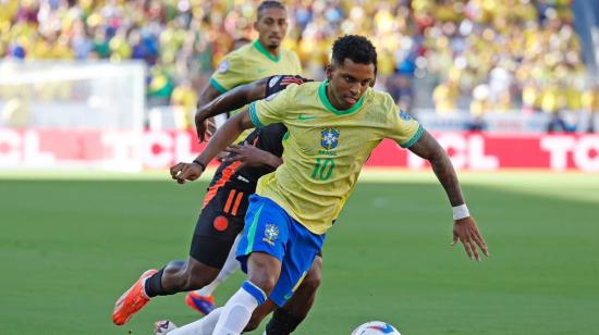 Rodrygo disputa la pelota con John Arias ante la mirada de Rapinha durante el partido del 2 de julio del 2024.