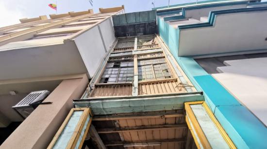 Una vivienda abandonada, la casa Isabelita Quinto, se ubica entre dos edificios en la calle Vélez, entre Quito y Pedro Moncayo, en el centro de Guayaquil.
