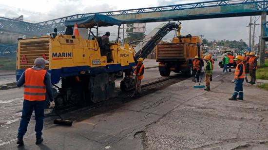 Obreros realizan bacheo en la avenida Oswaldo Guayasamín, en Quito.