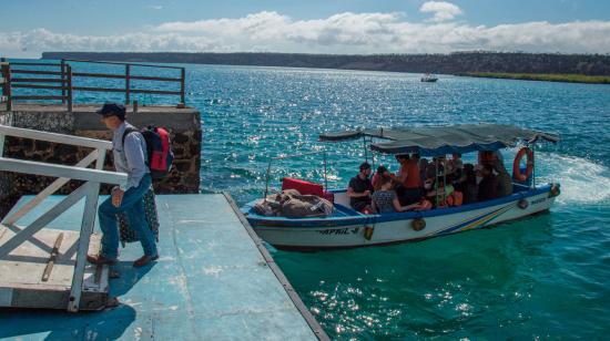 Un grupo de turistas llega a la Isla Santa Cruz, en Galápagos.