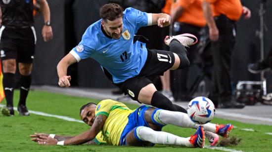 Uruguay y Brasil se enfrentaron en un duelo plagado de infracciones por los cuartos de final de la Copa América.