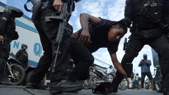 Policías someten a un hombre durante un operativo en Pascuales, al norte de Guayaquil, uno de los cinco distritos más violentos de la Zona 8 en 2024.