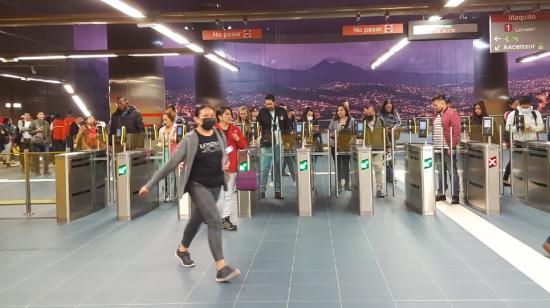 Usuarios en una de las estaciones del Metro de Quito en junio 2024.