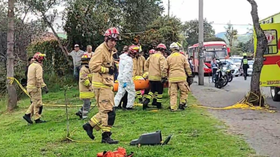 Personal de varias instituciones de rescate trasladan a una ambulancia a una mujer que se quemó la tarde de este 5 de julio de 2024 en Cuenca.