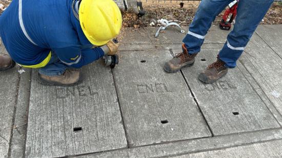 Trabajadores de CNEL en labores de mantenimiento del servicio eléctrico en Daule, Guayas, el 24 de junio de 2024. Imagen referencial. 