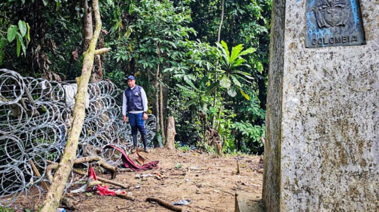 Servidores públicos de la Defensoría del Pueblo de Colombi en la vereda Astí, uno de los puntos fronterizos con Panamá, este 5 de julio de 2024.