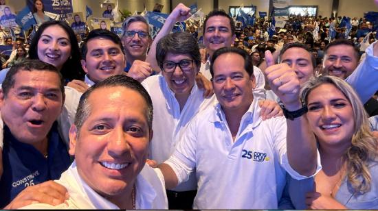 Henry Cucalón rodeado de simpatizantes de Construye se puso la camiseta del movimiento como precandidato presidencial el 5 de julio de 2024.