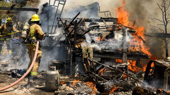 Los bomberos controlan un incendio en California, 3 de julio de 2024.