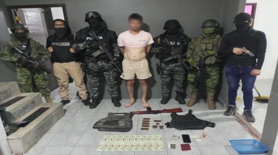 El Bloque de Seguridad capturó a un presunto cabecilla de Los Choneros en El Carmen, Manabí, identificado como alias "Junior".