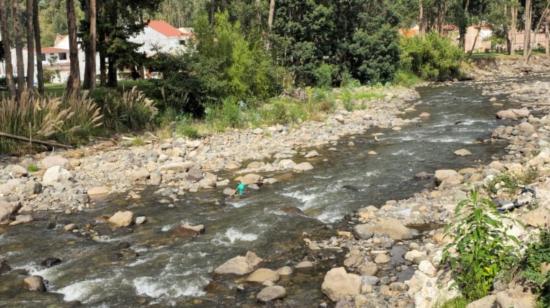 El río Tomebamba, de Cuenca, se encontraba en estado de estiaje el miércoles 17 de abril de 2024.