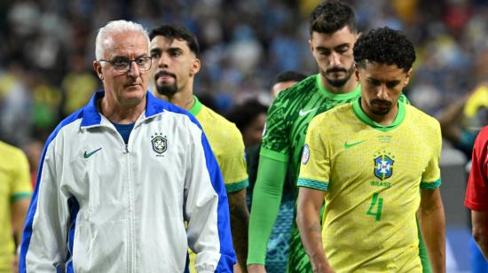 Dorival Junior y sus dirigidos tras la eliminación de la Copa América ante Uruguay.