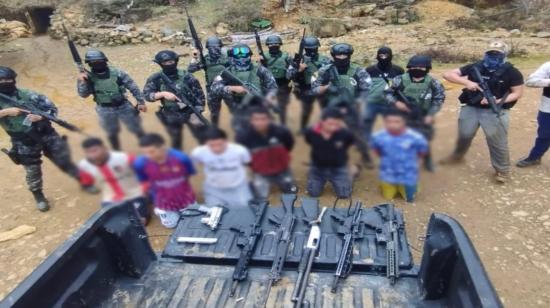 Unidades tácticas de la Policía persiguieron y capturaron a seis presuntos miembros de Los Lobos en el cantón Ponce Enríquez, en Azuay. Se incautaron cinco fusiles.