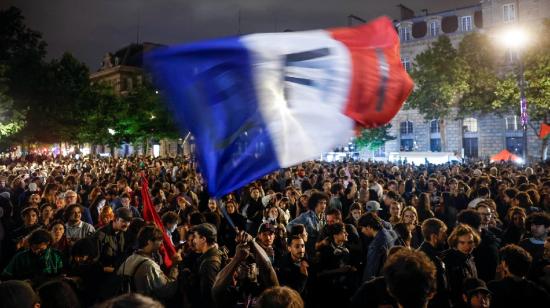 Simpatizantes de izquierda celebran el París su truinfo en las elecciones legislativas de Francia del 7 de julio de 2024.