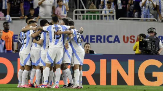 Los jugadores de Argentina celebran el gol ante Ecuador el 4 de julio del 2024.