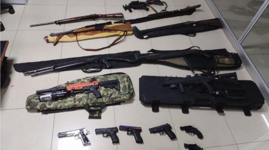 Varias de las armas decomisadas en una vivienda de Ceibos, norte de Guayaquil, 8 de julio de 2024.