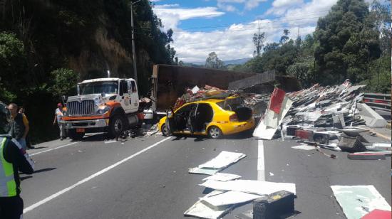 Un tráiler y un taxi involucrados en un accidente en avenida Simón Bolívar, en Quito, el 8 de julio de 2024.
