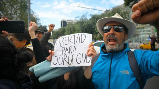 Varios simpatizantes participaron en un plantón para pedir la liberación de Jorge Glas, en Quito, el pasado abril de 2024.