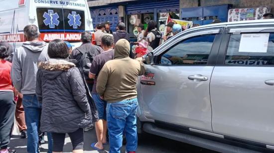 Una ambulancia en los exteriores de una peluquería del sur de Quito, donde ocurrió una balacera el lunes 8 de julio de 2024.