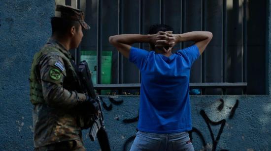 Imagen referencial. Un militar detiene a un hombre en un punto de control, hoy, en Soyapango (El Salvador), el 5 de diciembre de 2022.