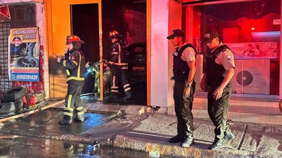 Bomberos y policías afuera de un local de electrodomésticos donde ocurrió un incendio el 9 de julio de 2024 en la avenida Francisco de Orellana, Guayaquil.