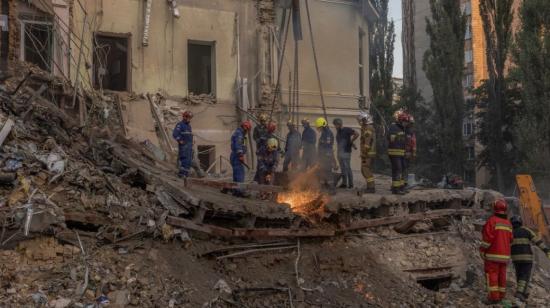 El personal de emergencia y rescate trabaja y limpia los escombros del edificio destruido del Hospital Infantil Ohmatdyt tras un ataque con misiles en la capital ucraniana, Kiev, el 8 de julio de 2024.
