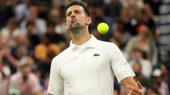 Novak Djokovic después de ganar el segundo set contra Holger Rune en Wimbledon, el 8 de julio de 2024.