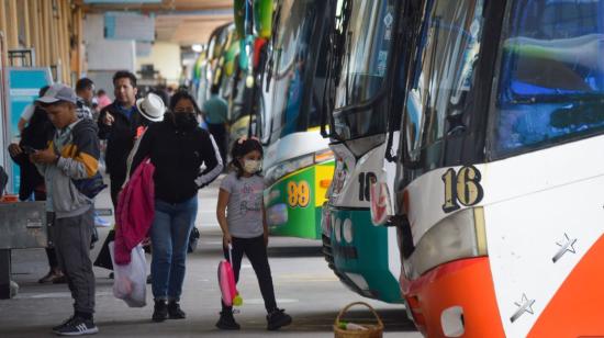 Imagen referencial. Buses de pasajeros en la Terminal Terrestre de Cuenca, el 1 de julio del 2022.