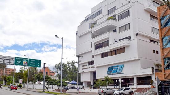 Vista del edificio Astudillo, en Cuenca, en donde hay locales de la CFN en remate.