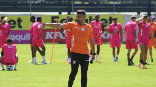 Javier Gandolfi dirige el entrenamiento de Independiente del Valle el 22 de enero del 2024.