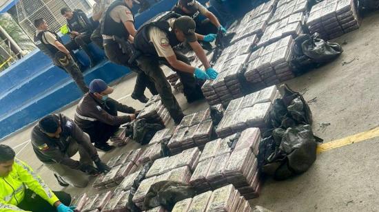 Personal antinarcóticos custodia los bloques de droga encontrados en Pastaza el 7 de julio de 2024.