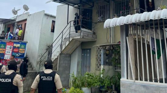 Policías afuera de una vivienda allanada en Nueva Prosperina, Guayaquil, el 9 de julio de 2024.