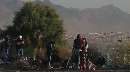 Imagen referencial. Migrantes permanecen en las inmediaciones del cerco fronterizo con Estados Unidos, en ciudad Juárez, Chihuahua (México), en mayo de 2024.