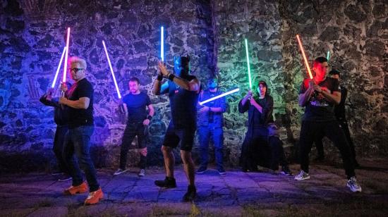 Miembros de la Jedi Knight Academy MX sostienen sus sables de luz en una sesión de práctica en un parque de Ciudad de México el 6 de julio de 2024.