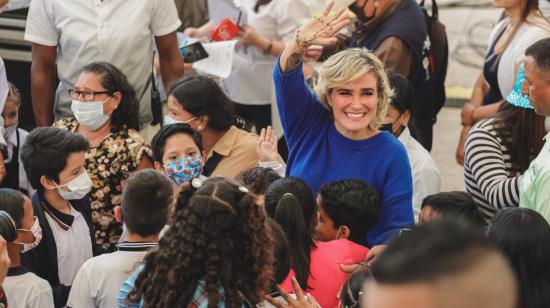 Imagen referencial de la exalcaldesa Cynthia Viteri, entregando becas a niños y jóvenes en Guayaquil, junio de 2022.
