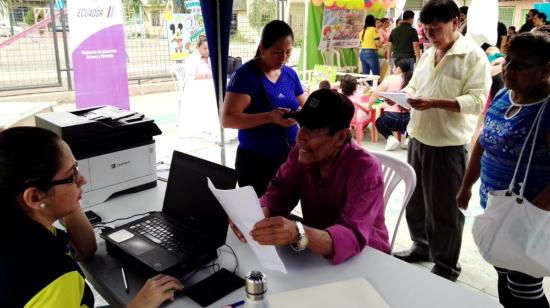 El Servicio de Rentas Internas (SRI) ofrece asesoría a contribuyentes en una brigada social en el recinto Cerecita, en Guayaquil, 4 de julio de 2024. Imagen referencial. 