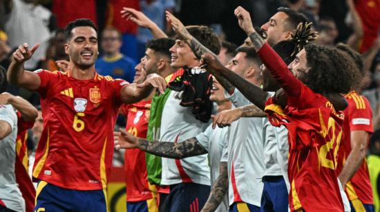 Jugadores españoles festejan la victoria ante Francia que les significó la clasificación a la final de la Eurocopa 2024.