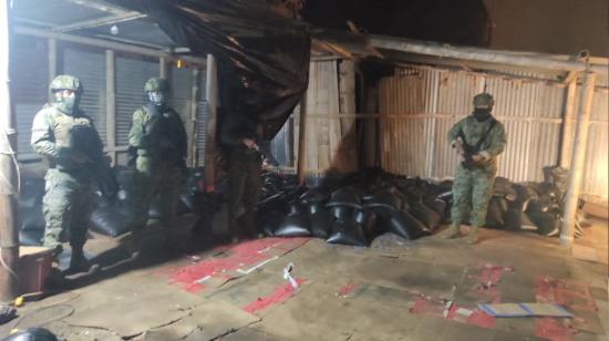 Personal de las Fuerzas Armadas custodia las fundas con diésel halladas en una bodega clandestina en Huaquillas, provincia de El Oro.