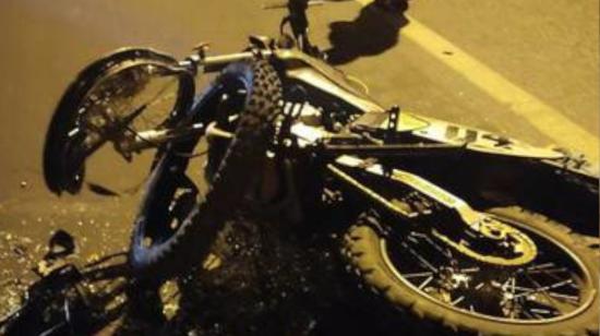 Imagen de una motocicleta accidentada en una de las vías de Ecuador.