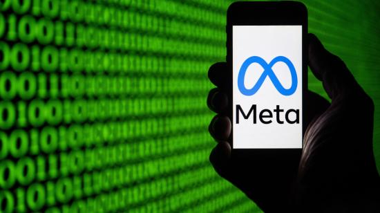 Imagen de referencia de un celular con el logo de Meta, 4 de julio de 2024.