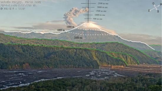 Panorámica del volcán Sangay, que muestra una actividad alta, el 9 de julio de 2024.