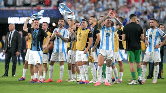 Los jugadores de Argentina celebran tras clasificarse a la final de la Copa América, el 9 de julio de 2024.